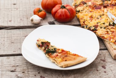 ince pizza domates, rendelenmiş peynir ve otlar ile