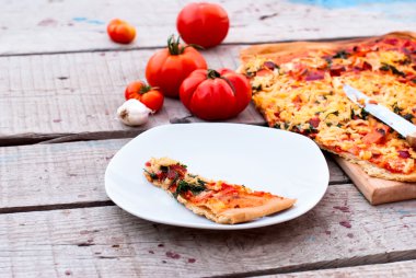 ince pizza domates, rendelenmiş peynir ve otlar ile