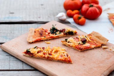 ince pizza domates, rendelenmiş peynir ve otlar ile