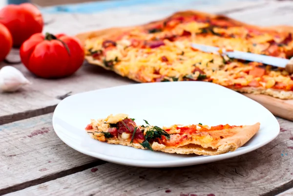 ince pizza domates, rendelenmiş peynir ve otlar ile