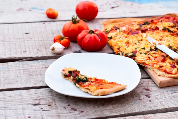 ince pizza domates, rendelenmiş peynir ve otlar ile