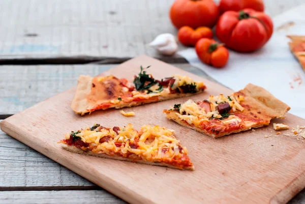 ince pizza domates, rendelenmiş peynir ve otlar ile