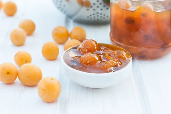 Hausgemachte Marmelade aus gelben Pflaumen auf einem weißen Brett — Stockfoto