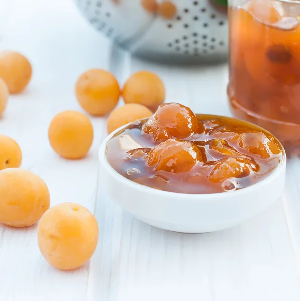 Hausgemachte Marmelade aus gelben Pflaumen auf einem weißen Brett — Stockfoto