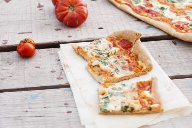 ince pizza domates, rendelenmiş peynir ve otlar ile