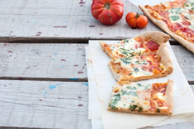 ince pizza domates, rendelenmiş peynir ve otlar ile