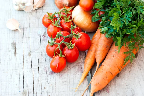 Legumes de outono na mesa - tomates, pimentas, berinjela, zu — Fotografia de Stock