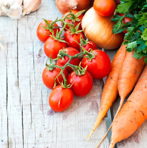 Herbstgemüse auf dem Tisch - Tomaten, Paprika, Auberginen, — Stockfoto