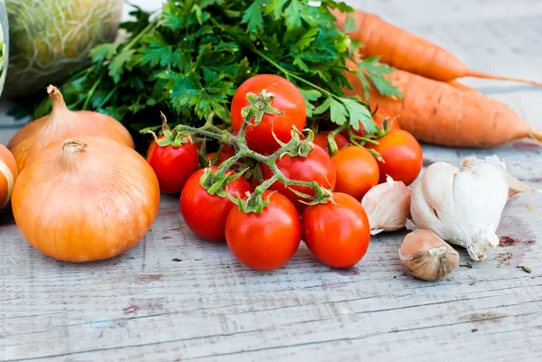 Verduras de otoño sobre la mesa - tomates, pimientos, berenjenas, zu — Foto de Stock