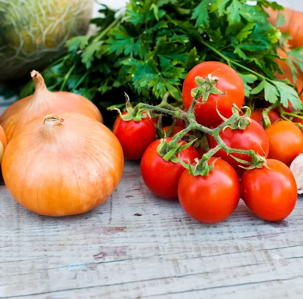 Herbstgemüse auf dem Tisch - Tomaten, Paprika, Auberginen, — Stockfoto