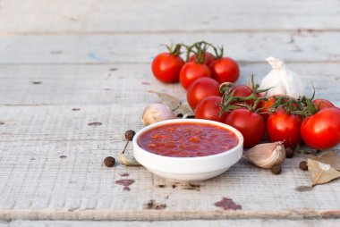 ev adjika, cherry domates, sarımsak ve baharat