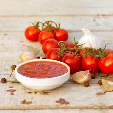 ev adjika, cherry domates, sarımsak ve baharat