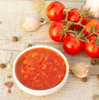 ev adjika, cherry domates, sarımsak ve baharat