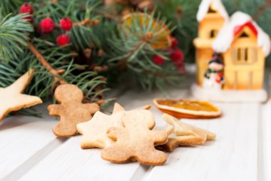 Noel gingerbread köknar şube ve drie arka plan üzerinde