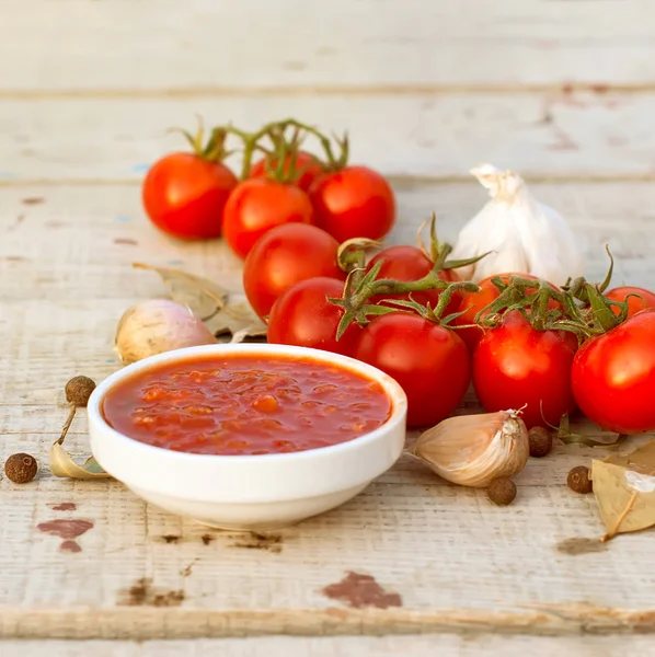 Ev adjika, cherry domates, sarımsak ve baharat — Stok fotoğraf