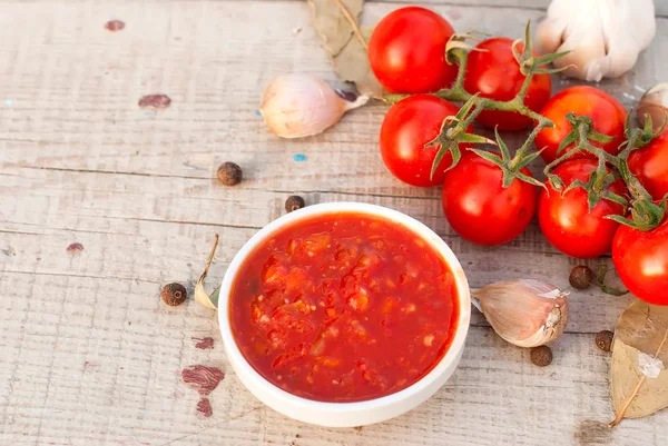 ev adjika, cherry domates, sarımsak ve baharat