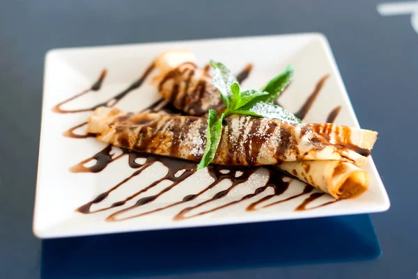 Crepes con salsa de chocolate —  Fotos de Stock