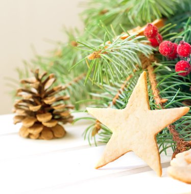 bir yıldız arka plan çam dalları üzerinde ev yapımı kurabiye