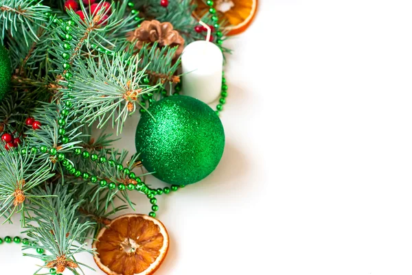 Boże Narodzenie Kula na kartkę świąteczną zielonymi gałązkami świerka — Zdjęcie stockowe