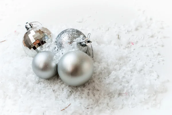 Silver julgranskulor på snö, bokeh, julkort — Stockfoto