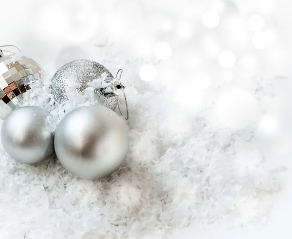 Stříbrné vánoční koule na sníh, bokeh, vánoční přání — Stock fotografie