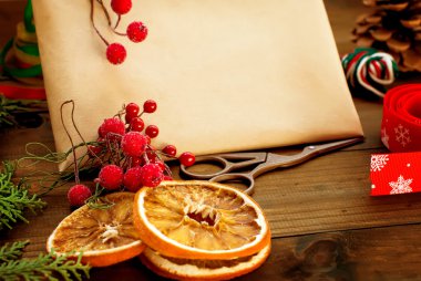 Yeni yıl hediye tasarımını şerit, dalları ve çilek