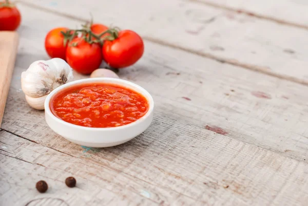 Salsa naturale fatta in casa di pomodori, peperoni e verdure — Foto Stock