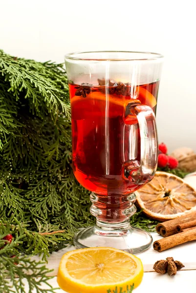 Glas glühwein met kaneel en anijs ster — Stockfoto