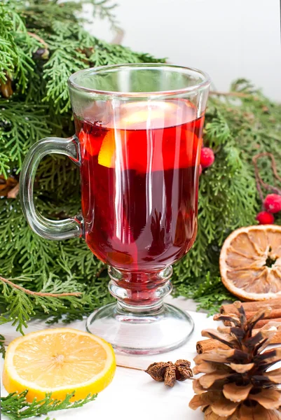 Glas glühwein met kaneel en anijs ster — Stockfoto