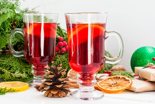 Glas glühwein met kaneel en anijs ster — Stockfoto