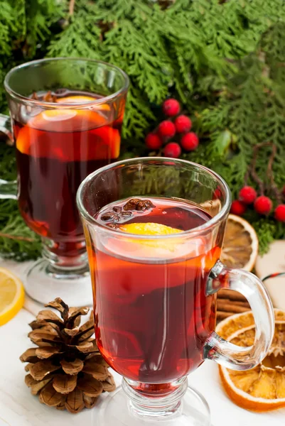 Glas glühwein met kaneel en anijs ster — Stockfoto