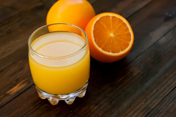 Friss narancslé a fa asztalon — Stock Fotó