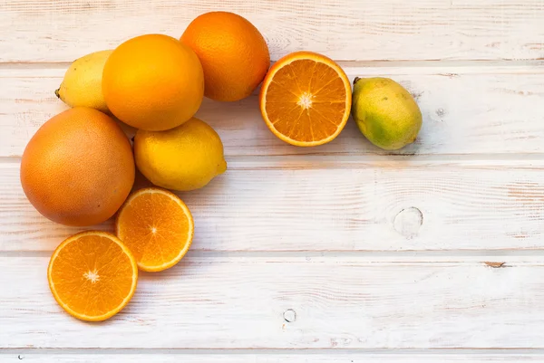 Succo d'arancia fresco sul tavolo di legno — Foto Stock