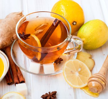 Limonlu ve ballı zencefilli çay