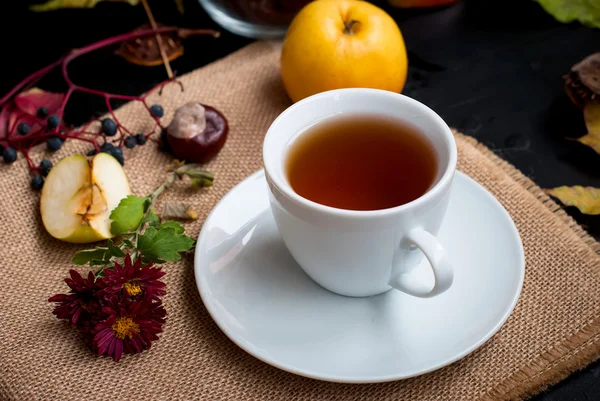 Taza de té con hojas de otoño de uvas silvestres — Foto de Stock