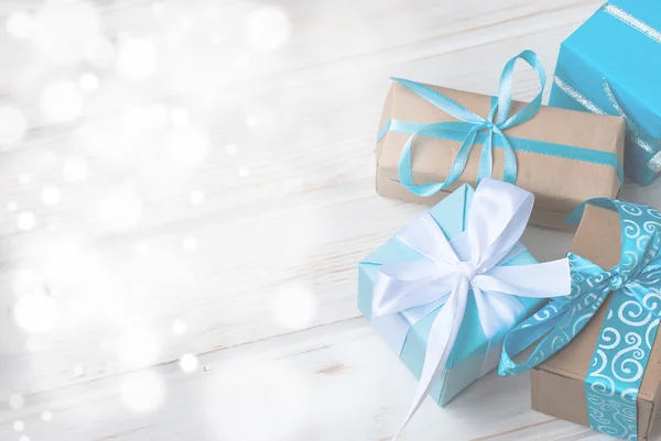 Beyaz ahşap backgr şeritler ile dekore edilmiş hediye kutuları