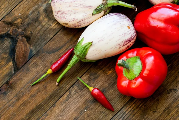 Hortalizas frescas - tomates, pimiento, berenjenas blancas, calabacín —  Fotos de Stock