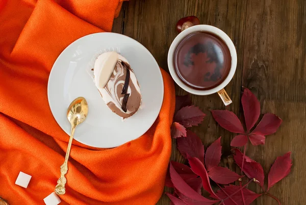 Чашка чая с осенними листьями дикого винограда — стоковое фото