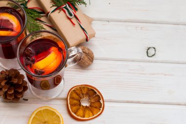 Tarçın ve anason ile mulled şarap yıldız