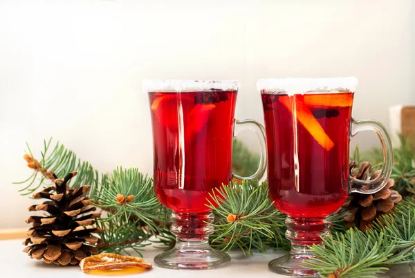 Glas glühwein met kaneel en anijs ster — Stockfoto