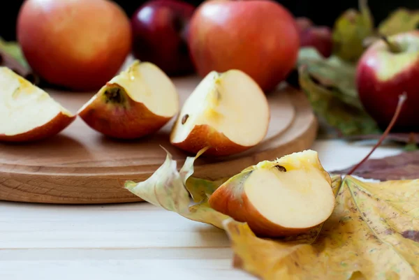 Manzanas variedades otoñales y hojas caídas de los árboles —  Fotos de Stock