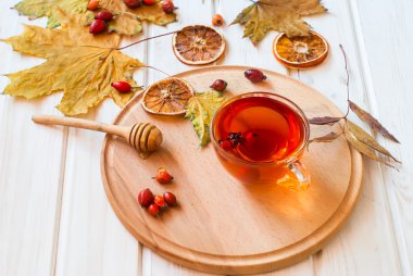 kuşburnu içecek bir bardak fincan taze çilek ile