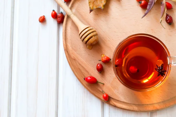 kuşburnu içecek bir bardak fincan taze çilek ile