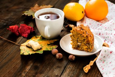 fincan çay ve bir parça havuç kek