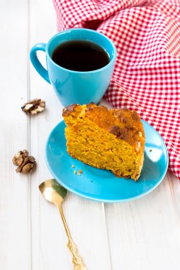 fincan çay ve bir parça havuç kek