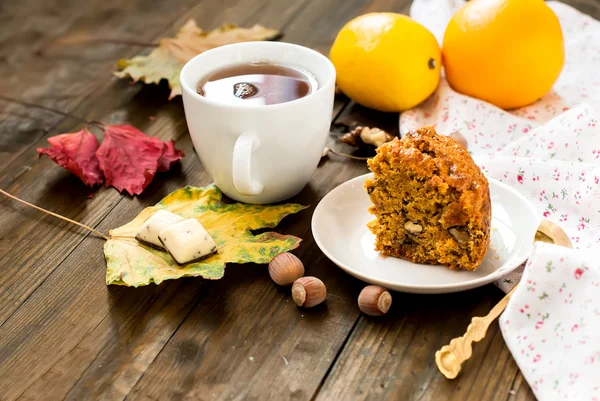 Taza de té y un pedazo de pastel de zanahoria — Foto de Stock