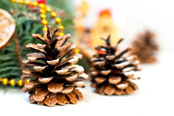 Decorações de Natal, cones de abeto e brinquedos no fundo de — Fotografia de Stock