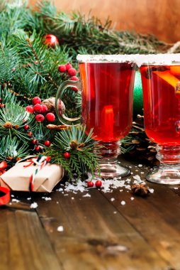 Tarçın ve anason ile mulled şarap yıldız