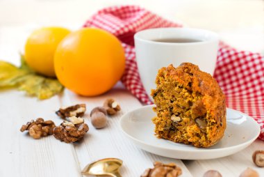 fincan çay ve bir parça havuç kek