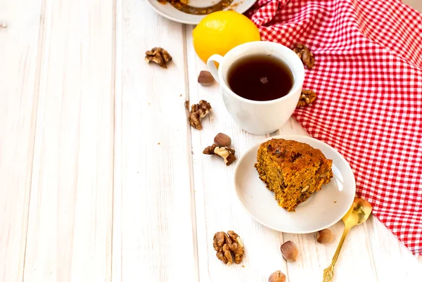 Xícara de chá e um pedaço de bolo de cenoura — Fotografia de Stock